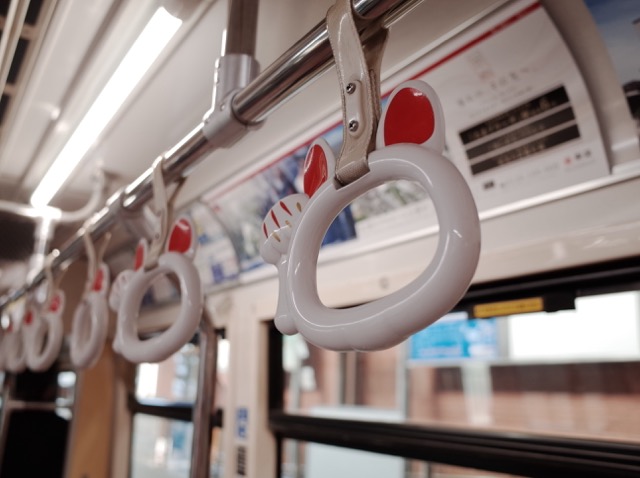 招財貓電車內部把手也是貓的手