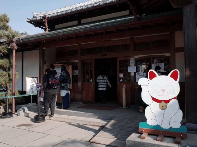 豪徳寺販賣部，可購買招財貓與御守